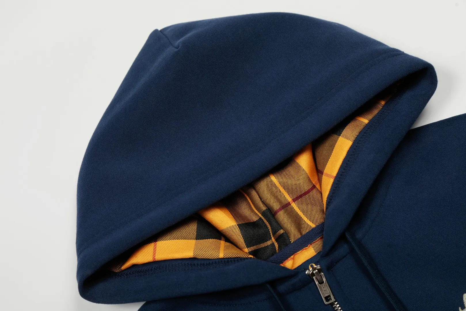 P290 Top Quality" Style Number: 8102# [Ralph Lauren Bear Full Zipper Hooded Autumn and Winter Jacket for Men and Women] ✅Ralph Lauren Simple Color Embroidered Bear Basic Classic Zipper Hooded Jacket ✅370g double-sided cotton heavy fabric Fabric texture version YYDS~ ✅Customized zipper Pure cotton hood rope Full body four-needle six-thread top-stitch design Quality restoration ✅Contrast color yarn-dyed plaid inside Add a little more color without losing the simple and basic style ✅The upper body is simple and easy to match, a must-have for ootd, a versatile style, recommended for couples to wear when traveling~ Size: S-XL Color: White Gray Navy